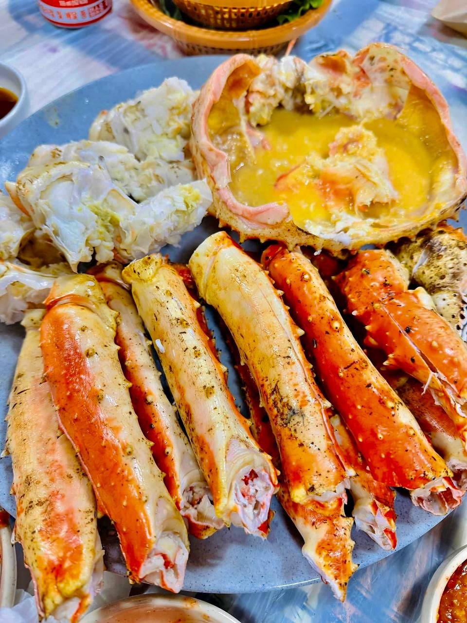 料理后的蟹腿与蟹壳