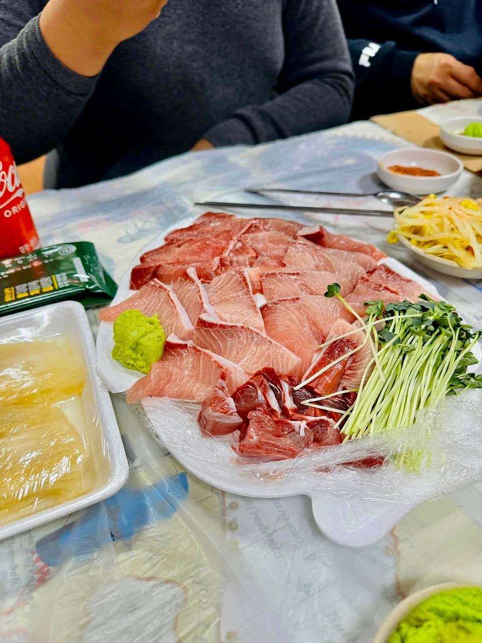 餐桌上的生鱼片拼盘