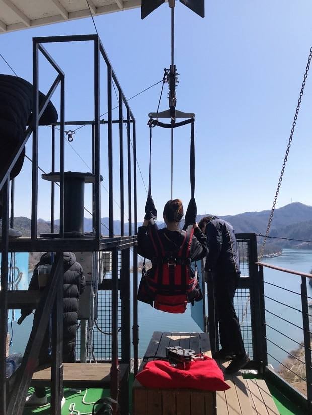 高空飞索出发平台,工作人员协助穿戴装备