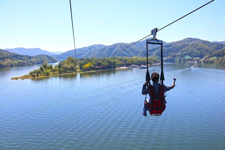 高空飞索途中俯瞰河面与山景