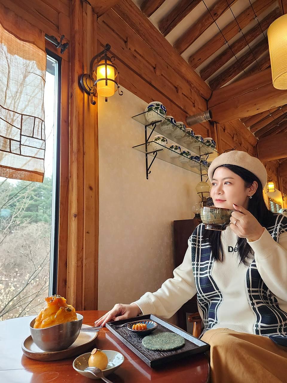 K姐在韩屋窗边喝茶