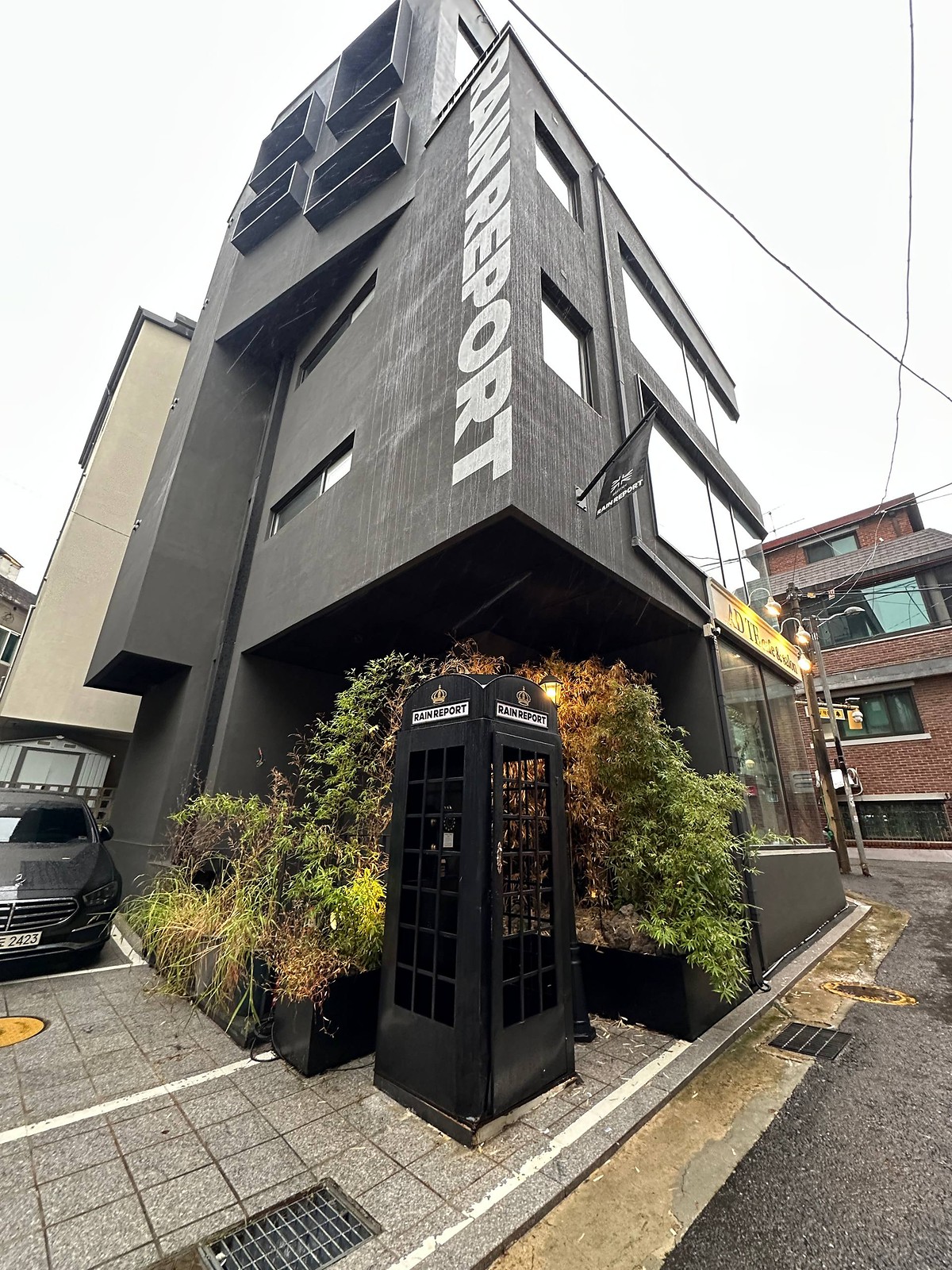 Rain Report建筑与电话亭外观