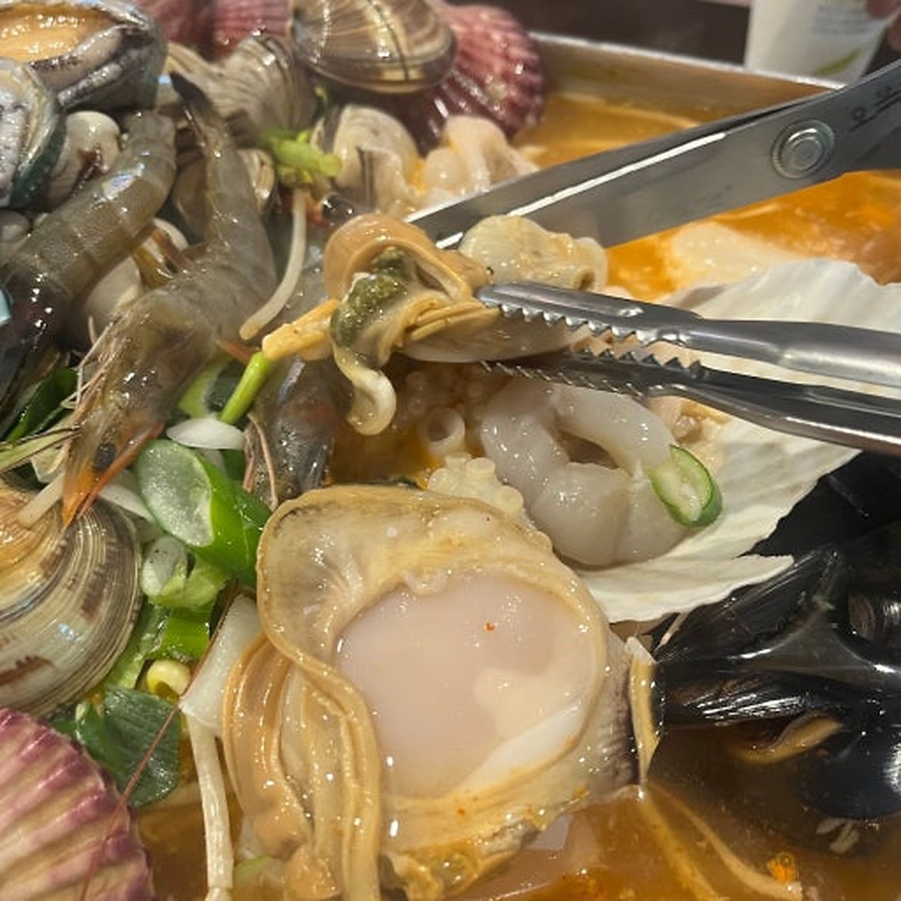 名品海鲜锅贝类与海鲜汤