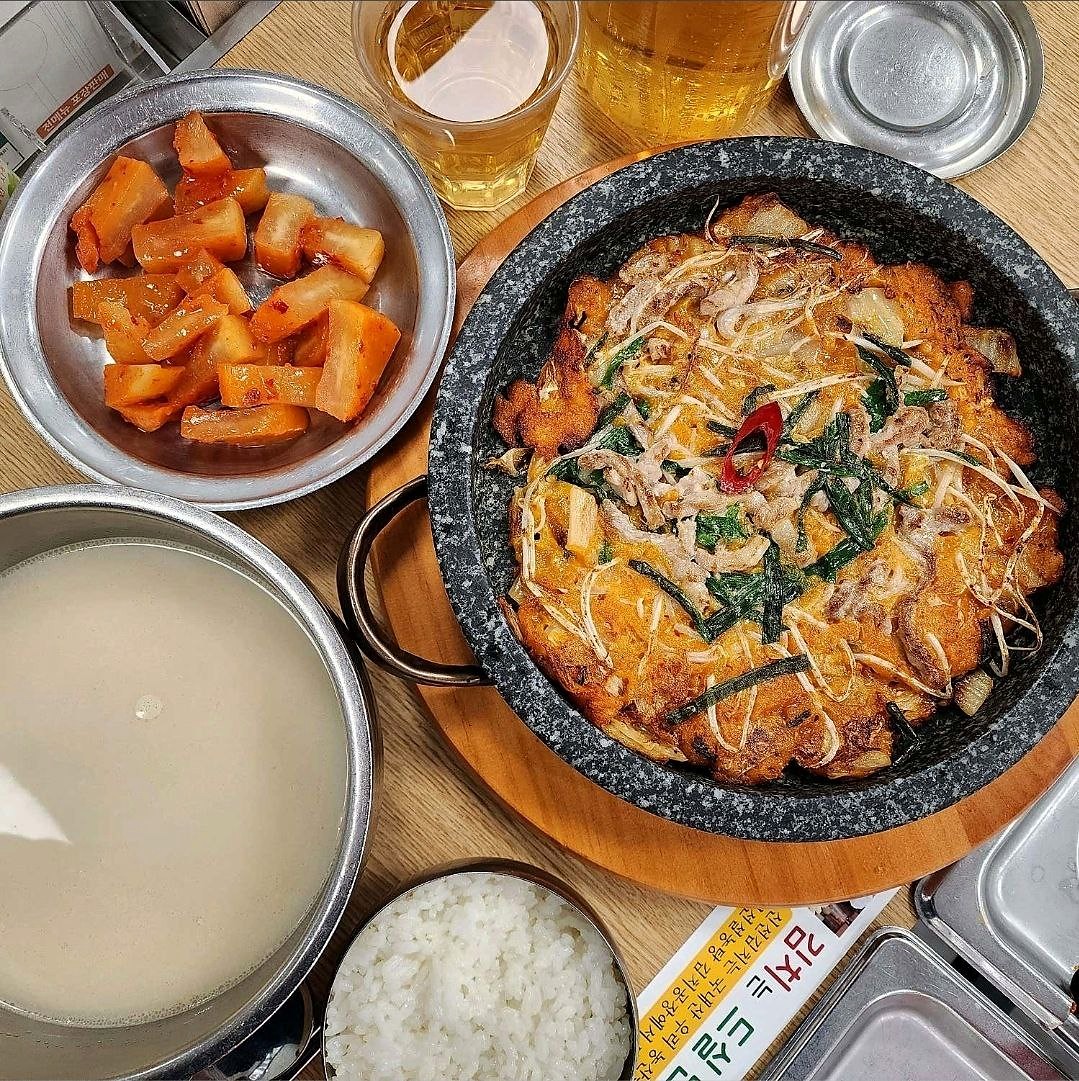 汤饭、泡菜与煎饼同桌