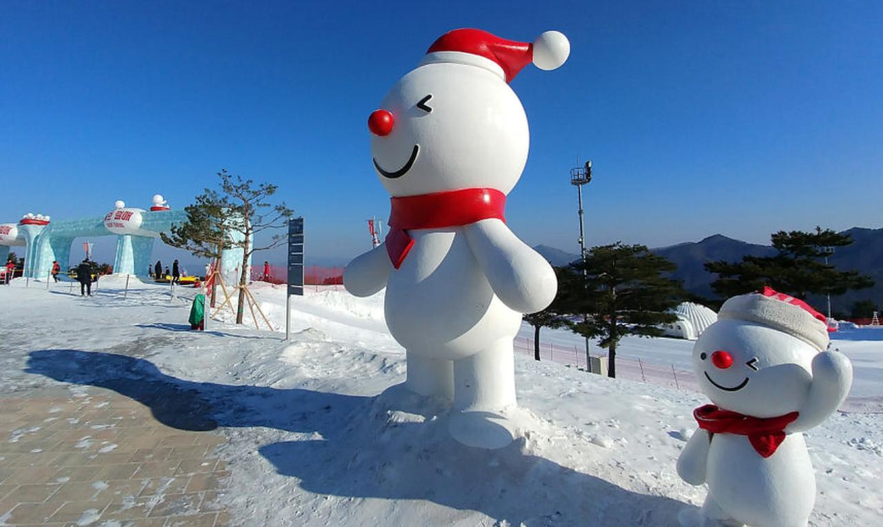 Snowy Land 雪地里的大小雪人装置与山景