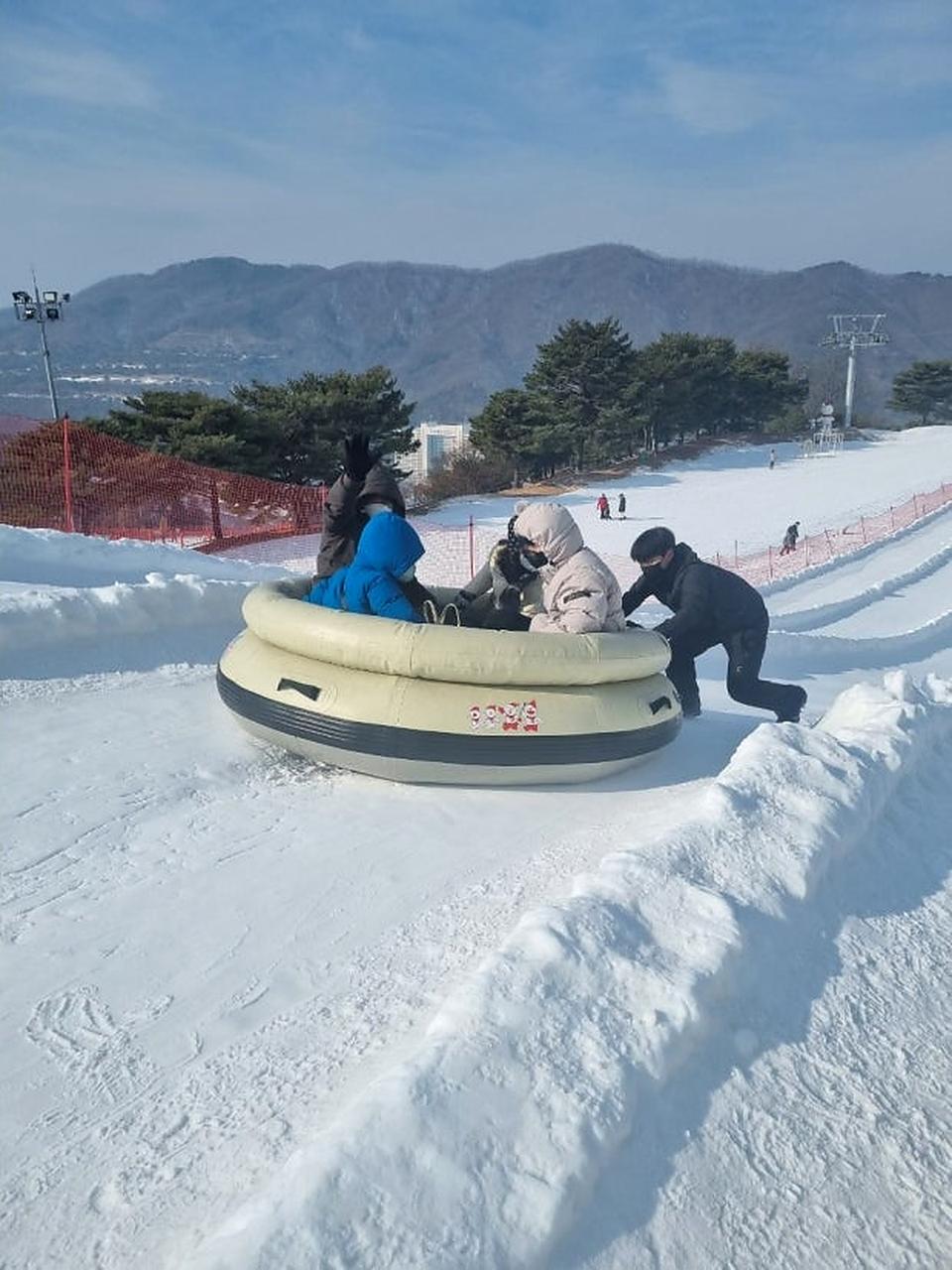 旅客在 Snowy Land 雪胎滑道体验玩雪