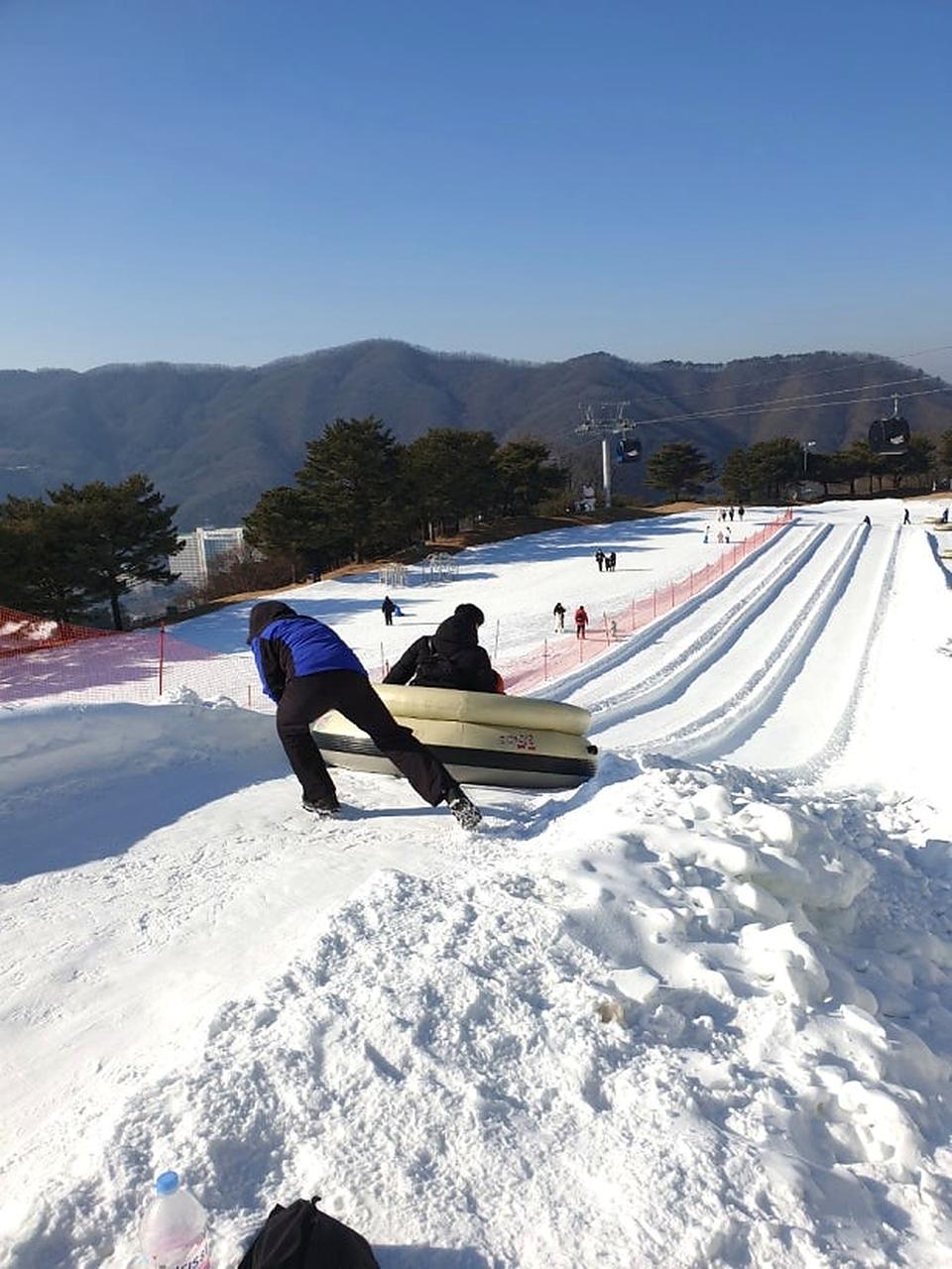 Snowy Land 山顶雪胎滑道与冬季山景