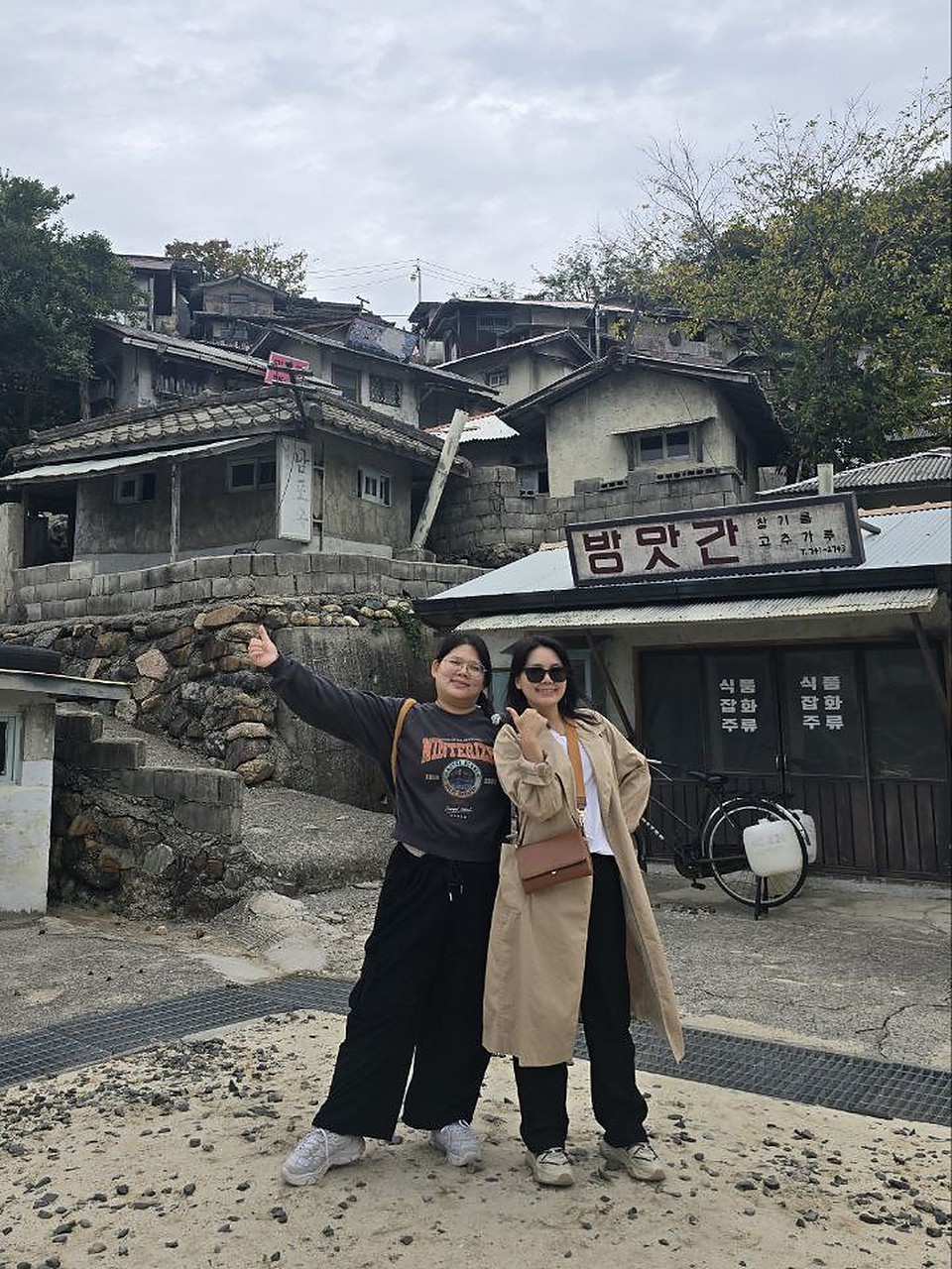 顺天开放片场山坡街区留影