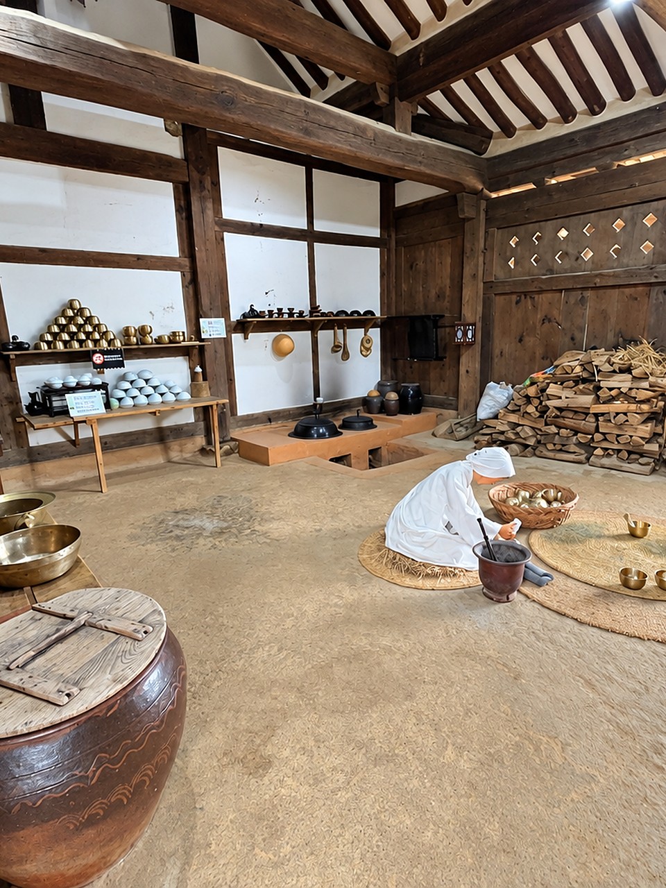 乐安邑城传统生活展陈室内(AI增强副本)
