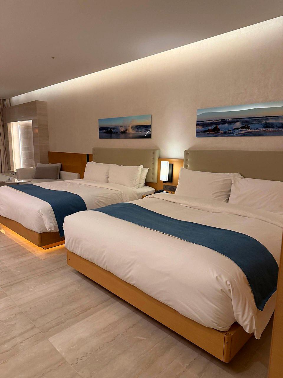 SunCruise Resort 客房双床与蓝色床尾巾