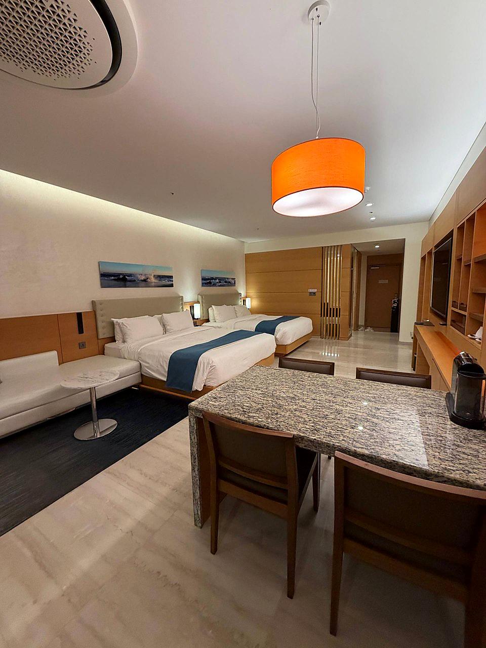 SunCruise Resort 客房全景、双床与餐桌