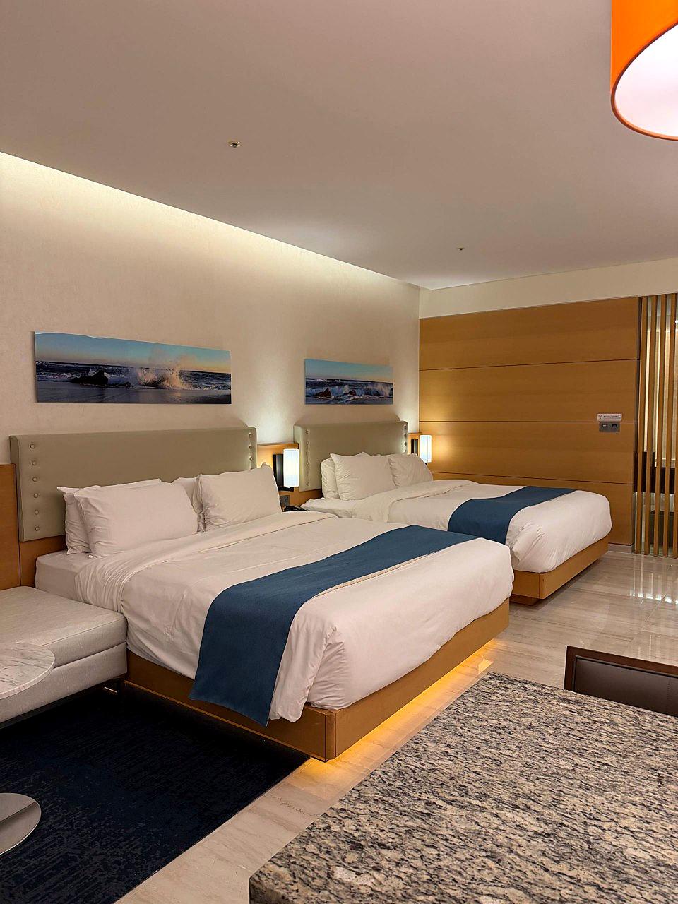 SunCruise Resort 双床客房与温暖灯光