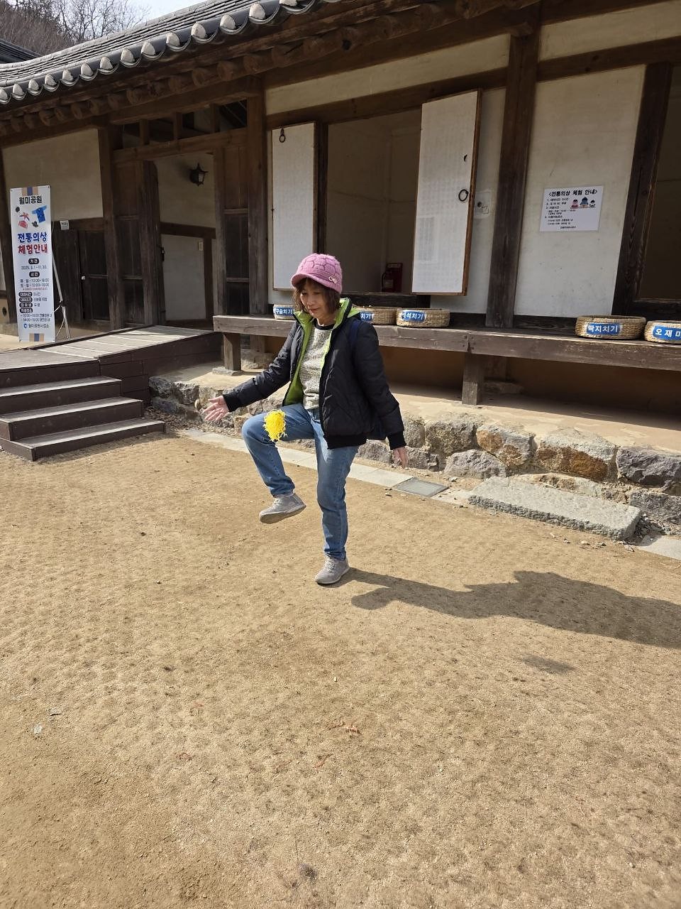 在月尾公园传统院落体验踢毽子