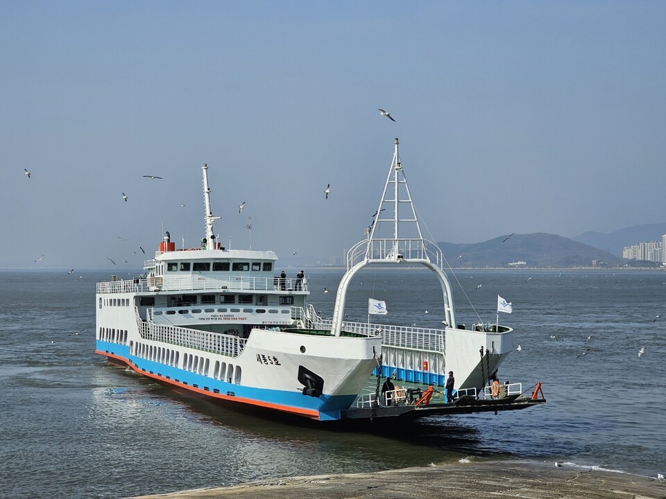 月尾岛往永宗岛渡轮驶近码头