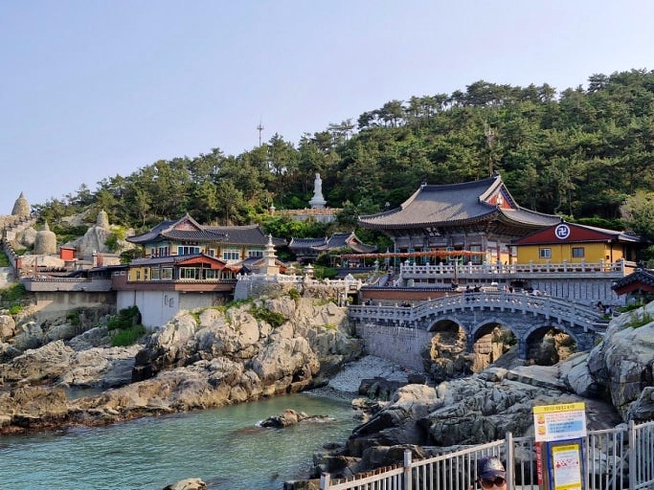 海东龙宫寺海岸边的殿宇与石桥