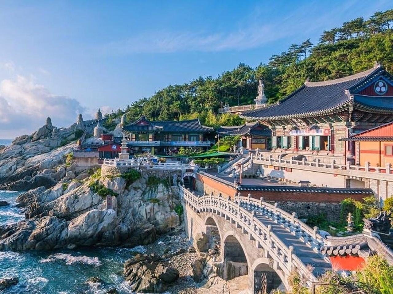 海东龙宫寺沿海礁石和寺院建筑