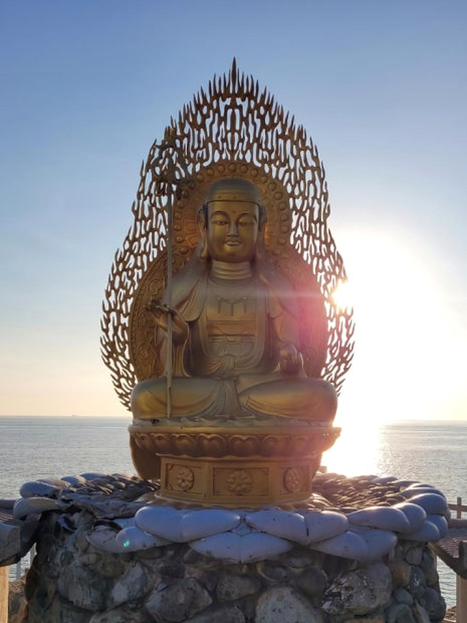 海边夕光中的海东龙宫寺佛像
